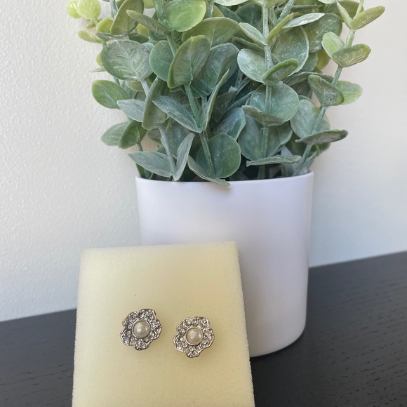 Silver & Pearl Floral Stud Earrings - Picture 3 of 6